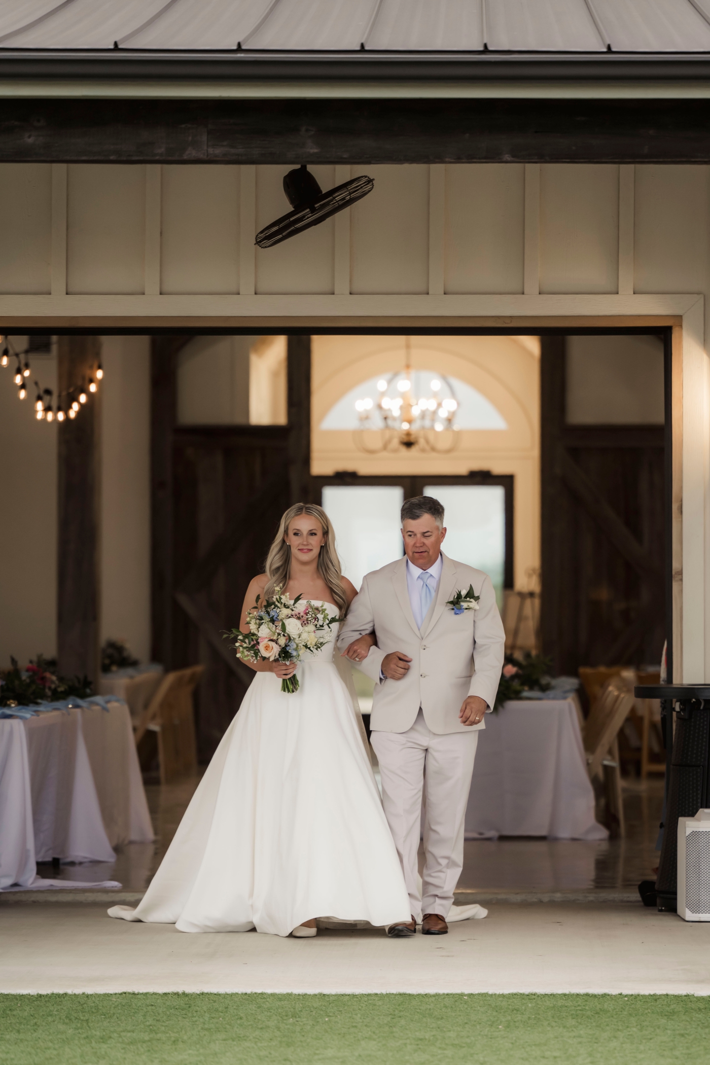 A bride walks down the aisle with her fatherr